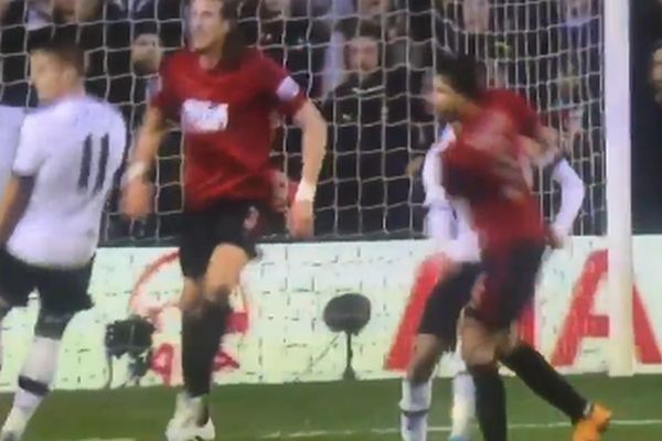 Ovo se kažnjava i u boksu, a kamoli u fudbalu! (VIDEO)