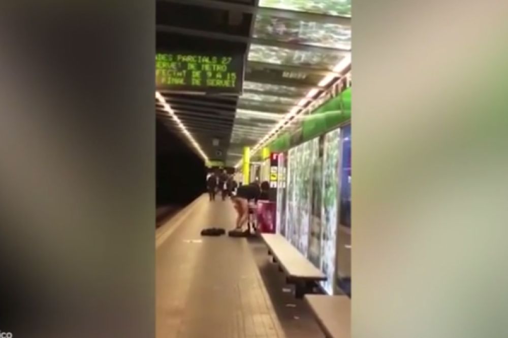 Šta ih sprečava da imaju seks nasred stanice? Ništa! (18+)