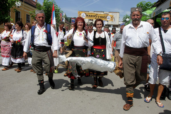 Naučite jednom zauvek: Ko vam je šurnjaja, a ko vam dođe badža!