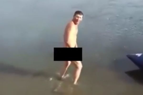 Ulovio ribu na budalu: Ovakav način pecanja sigurno do sada niste videli! (VIDEO)