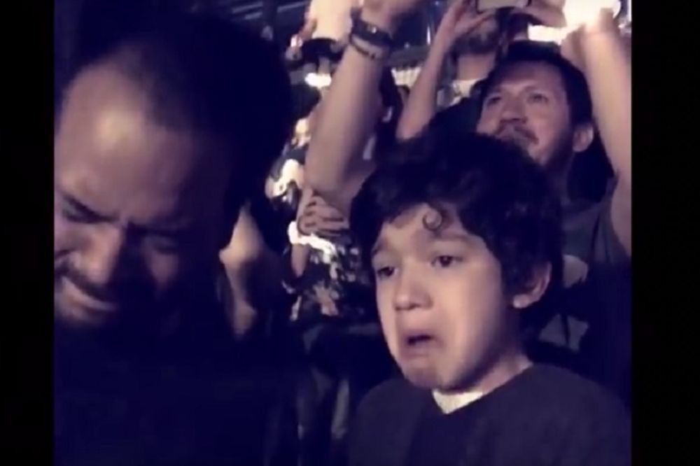 Video koji je istopio 2 miliona srca: Odveo je autističnog sina na koncert omiljenog benda (VIDEO)
