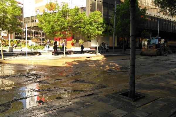 Močvara ispod Beograđanke: Blato do kolena, saobraćaj blokiran! (FOTO)