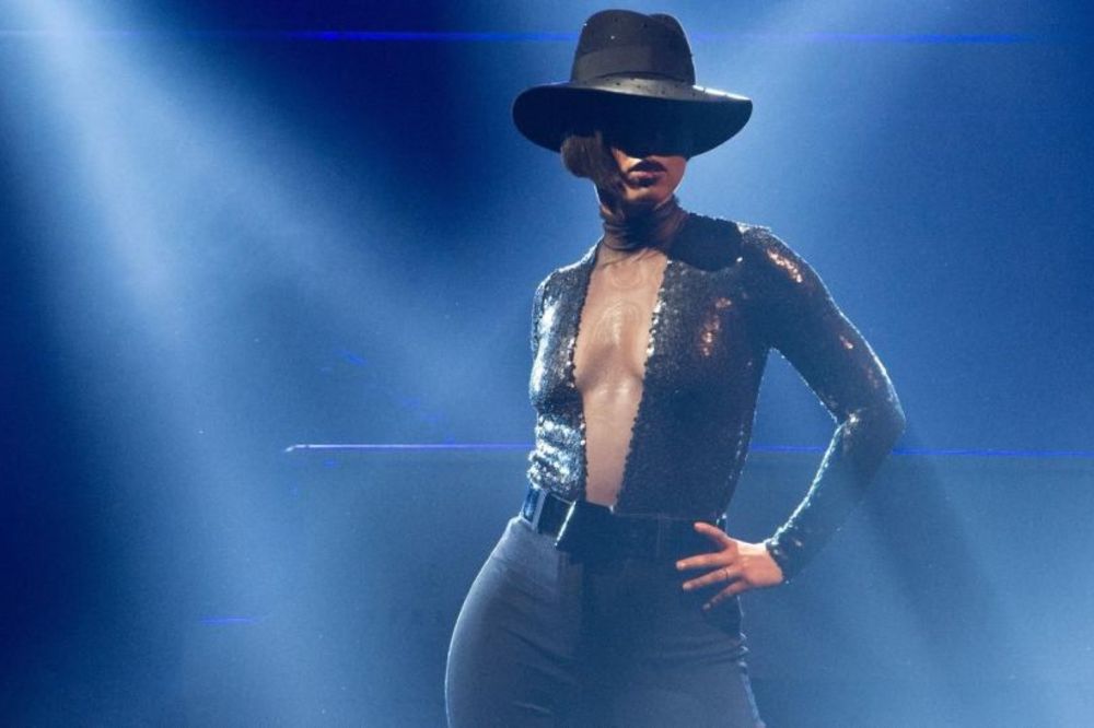 Diva razornog glasa i fatalnog izgleda peva na finalu Lige šampiona! (FOTO) (VIDEO)