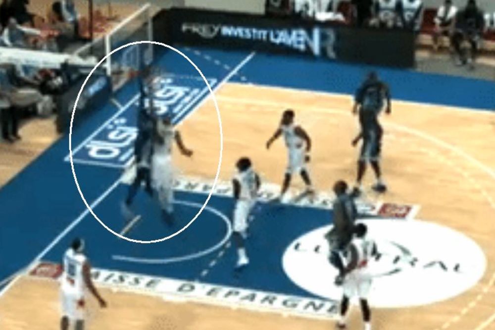 Monstruozno zakucavanje Borisa Daloa! (GIF)