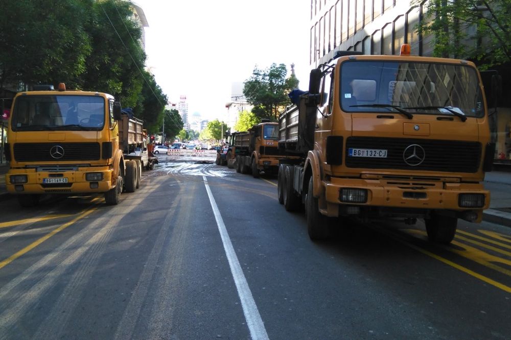 Centar grada i dalje okupiran, na Slaviji kolaps (FOTO)
