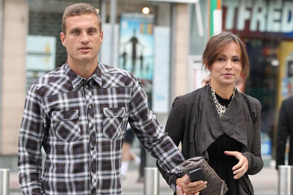 Baš je šmeker! Evo koje iznenađenje za ženu sprema Nemanja Vidić povodom 10 godina braka! (FOTO)