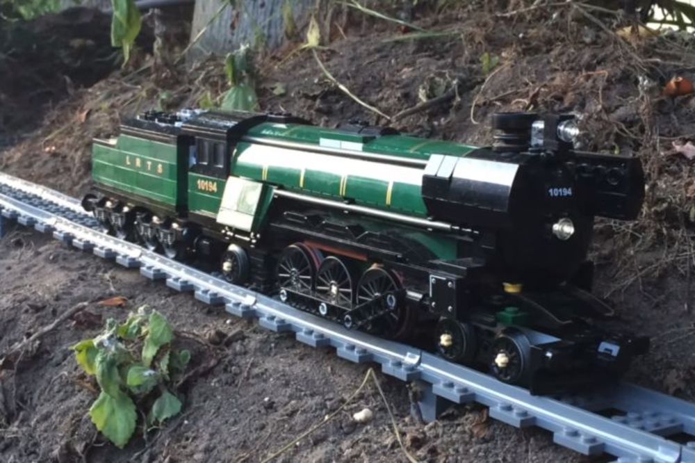 Trasirao je prugu kroz celu kuću i dvoriše, pustio vozić i uključio kameru! (VIDEO)