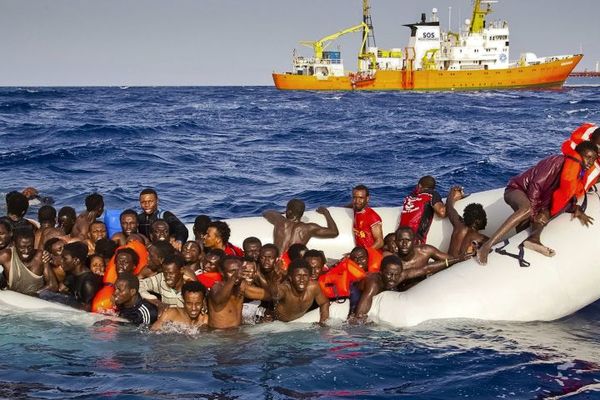 Italija uvodi obavezno uzimanje otisaka prstiju od pristiglih migranata (FOTO)