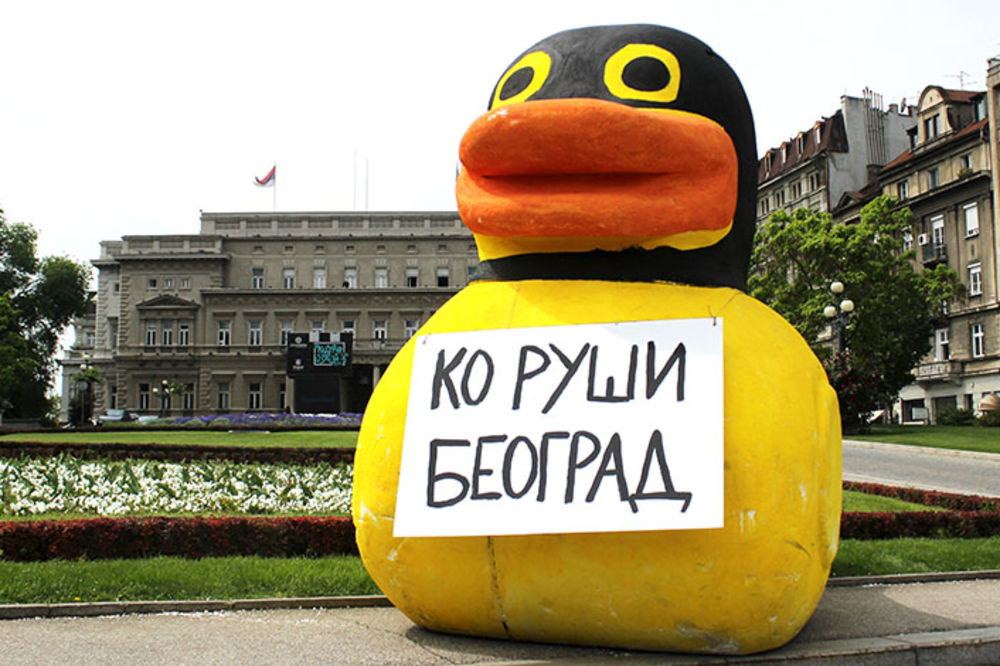 Da nije možda ona rušila Savamalu? Patka s fantomkom pod prozorom Siniše Malog!