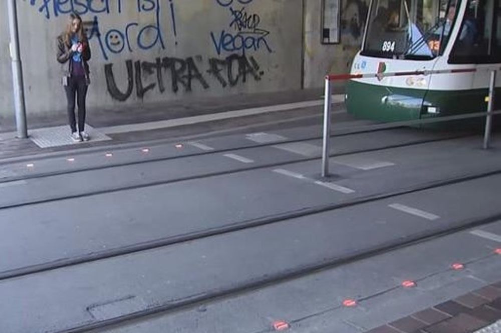 Ako ste pešak i non-stop buljite u mobilni, Nemci će vam doći glave! (FOTO)