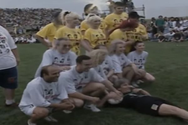 OVO NIJE TRIK, OVO SE STVARNO DESILO! Kad zaigraju fudbal u Železniku Lepa Brena, Mira Škorić, Zorica Brunclik & CO (VIDEO)