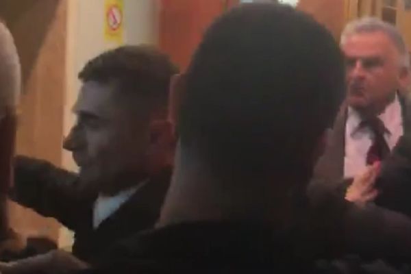 Tuča u Skupštini Srbije: Pogledajte obračun Dveri i RIK-a! (VIDEO)