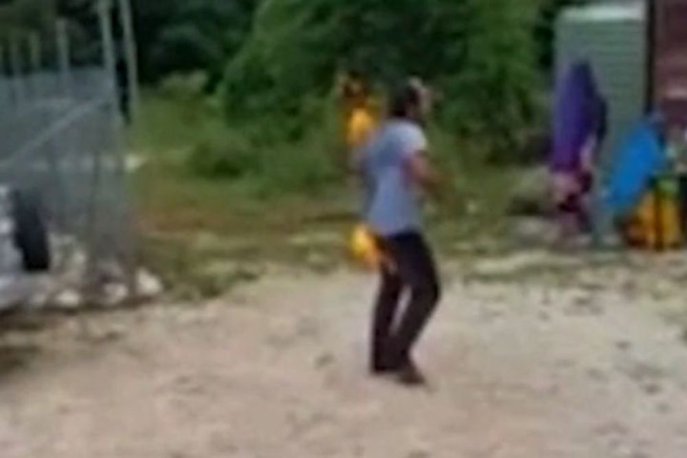 Migrant se spalio zbog izbegličke politike! (UZNEMIRIJUĆI VIDEO)