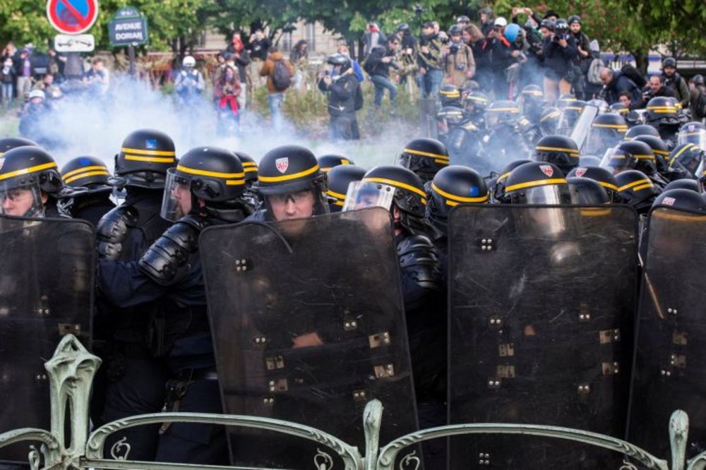 Leteo beton, goreli automobili u centru Pariza! (FOTO) (VIDEO)