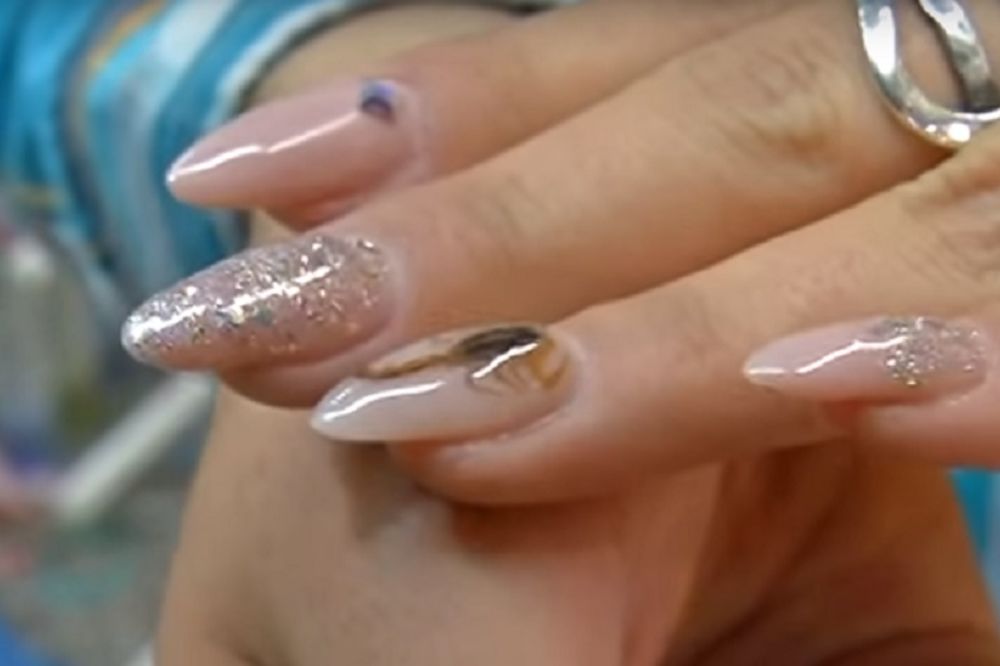 Da li biste stavili pravog škorpiona na nokte? One to rade svakog dana! (VIDEO)