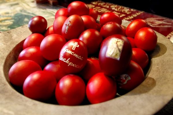 Srećan Uskrs! Hristos vaskrese! Da li znate zašto prvo jaje treba da se farba u crveno? (FOTO)