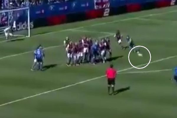 Zbog ovakvih stvari će uvek biti legenda: Drogba savršenim slobodnjakom oduševio Amere! (VIDEO)