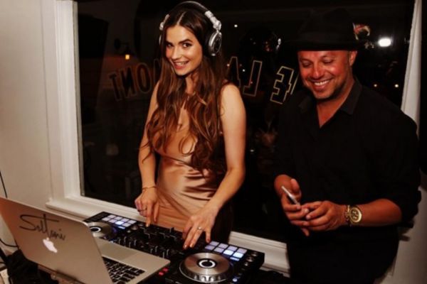 A muž samo gleda! Kojoj devojci je Mara Karan krljnula sočnu žvaku za rođ? (VIDEO)