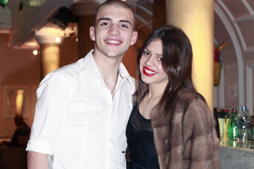 Dobro ga hvata mala! Kako Veljko Maši ubacuje u usta! (VIDEO)