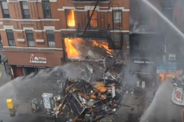 Njujorčanka prošla pored srpske crkve koja je izgorela do temelja: Ove suze nikada neće zaboraviti (VIDEO)