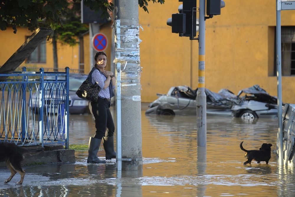 Da li nam se to večeras sprema novi potop? Stižu pljuskovi, a evo gde se očekuje izlivanje reka! (FOTO)