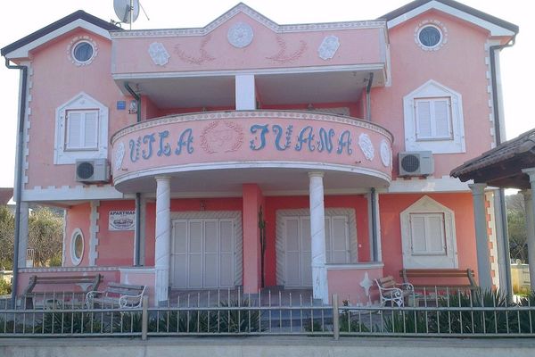 Kakva seljanija: Zaboravite na lavove i labudove, jer komšije Hrvati imaju još luđe kuće! (FOTO)