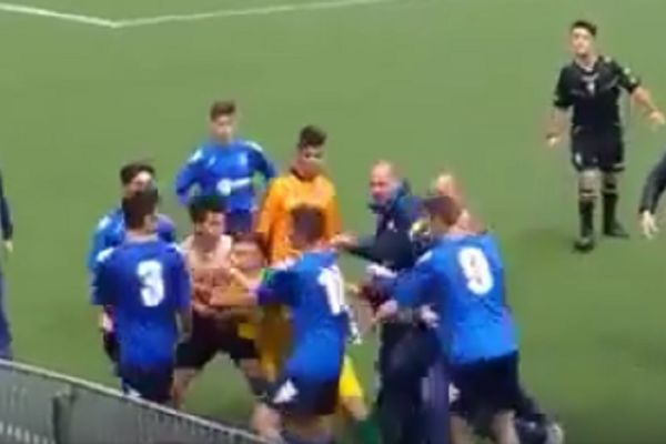 Šorka u Italiji: Makljaju se kao u oktagonu, iako su na fudbalskom terenu! (VIDEO)
