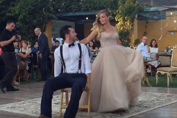 Izveli su najluđi prvi ples na svadbi, ali to se dogodi kad je mladoženja mađioničar! (VIDEO)