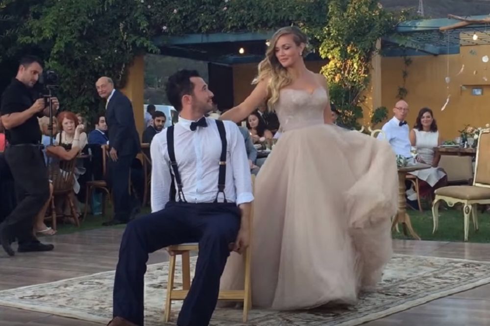 Izveli su najluđi prvi ples na svadbi, ali to se dogodi kad je mladoženja mađioničar! (VIDEO)