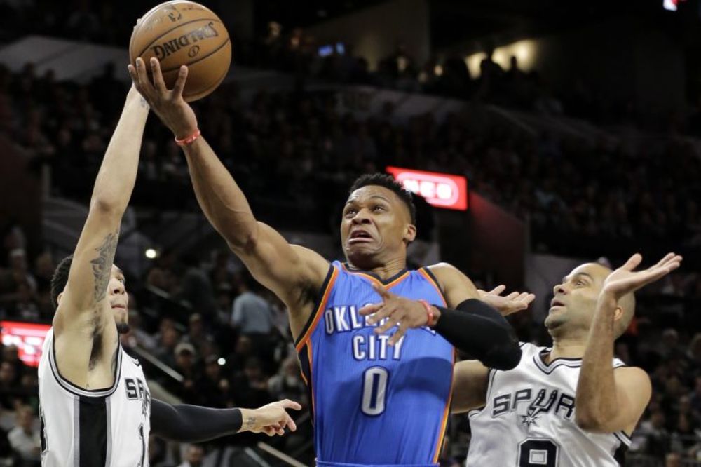 Oklahomin brejk u San Antoniju, Sparsi oštećeni! Atlanta redovna mušterija Kavsa! (VIDEO)