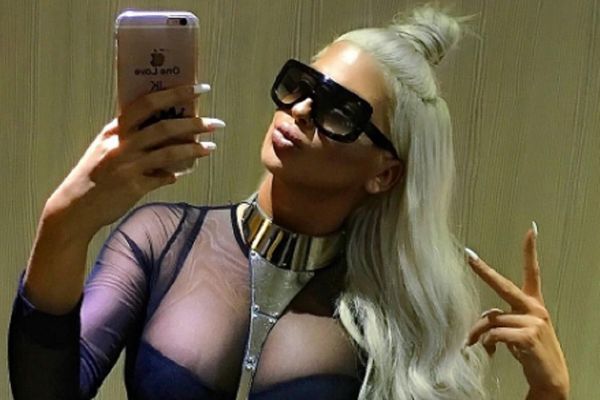 Pa, zar na Uskrs? Ovako je Karleuša objasnila ćerkama šta je Bog! (FOTO)