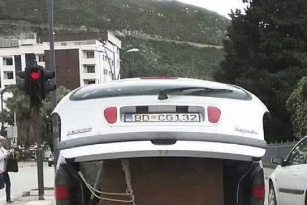 Pazi, snima se: Fotka službenog automobila iz Budve zapalila društvene mreže (FOTO)