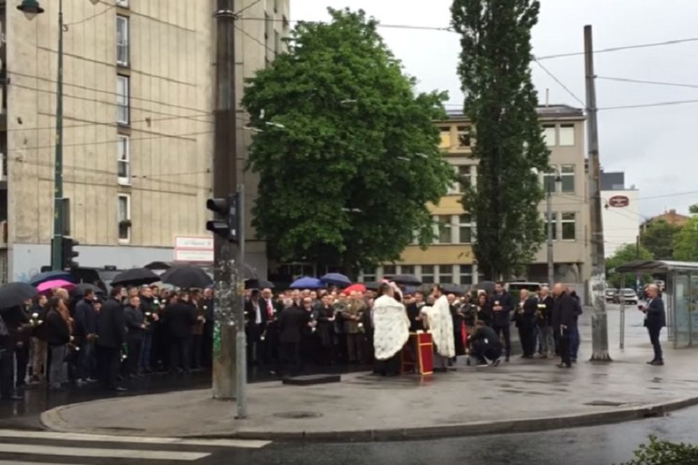 Cveće i sveće za borce JNA bačeni u kontejner: Srbima nisu dali da obeleže Dobrovoljačku! (FOTO)