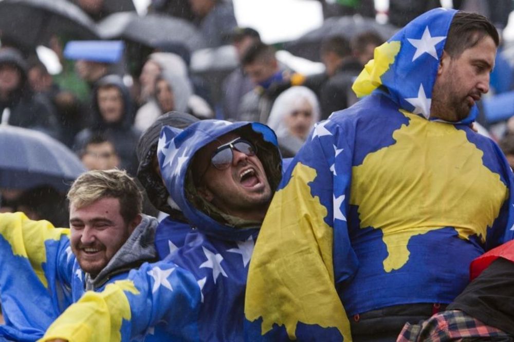 Neverovatan rasplet: U ponedeljak se slavilo u Lesteru, u utorak u Prištini! (FOTO)