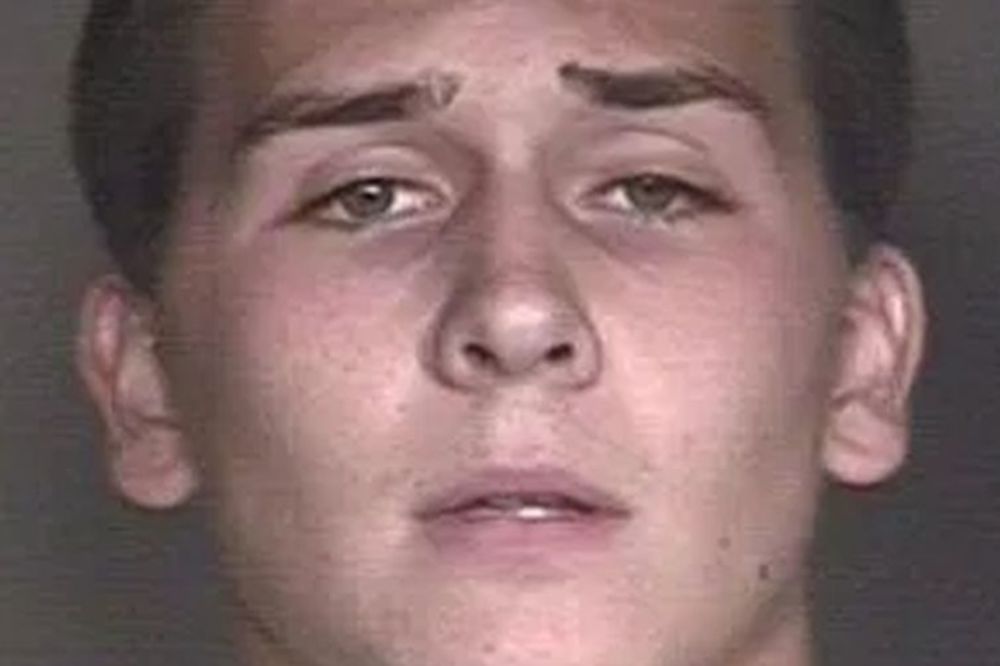 Srednjoškolac optužen po 69 tačaka zbog šale na fotografiji: Šta mislite da li su preterali? (FOTO) (VIDEO)