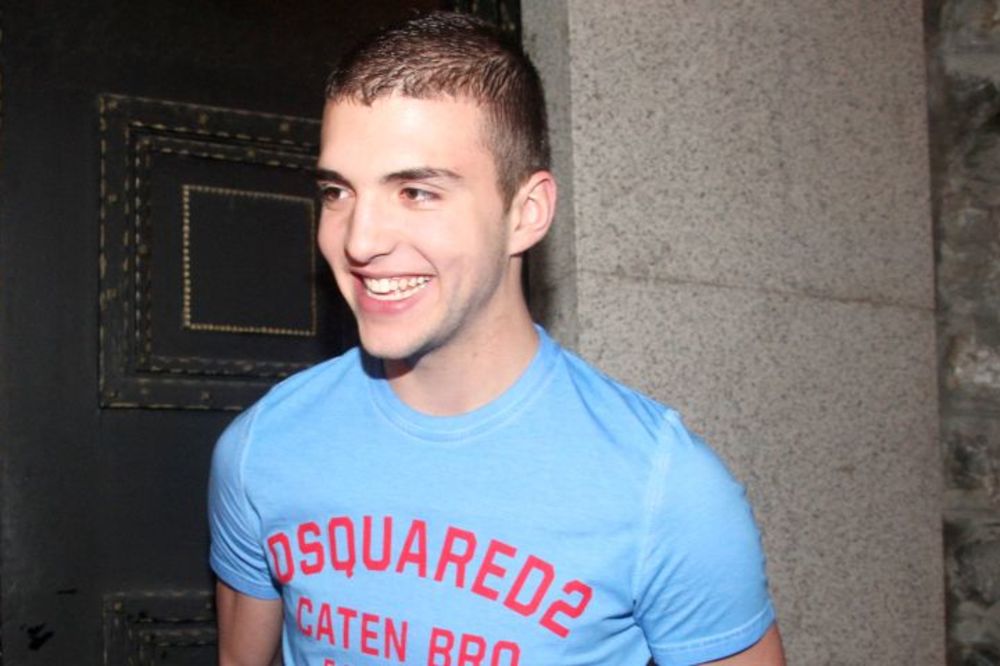 Veljko izašao u šetnjicu i pokazao ga! Ova fotka izazvala je haos na netu! (VIDEO)