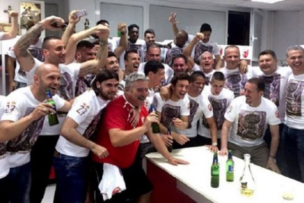 Alkohola poplava: U svlačionici Zvezde zavladalo ludilo! (FOTO)