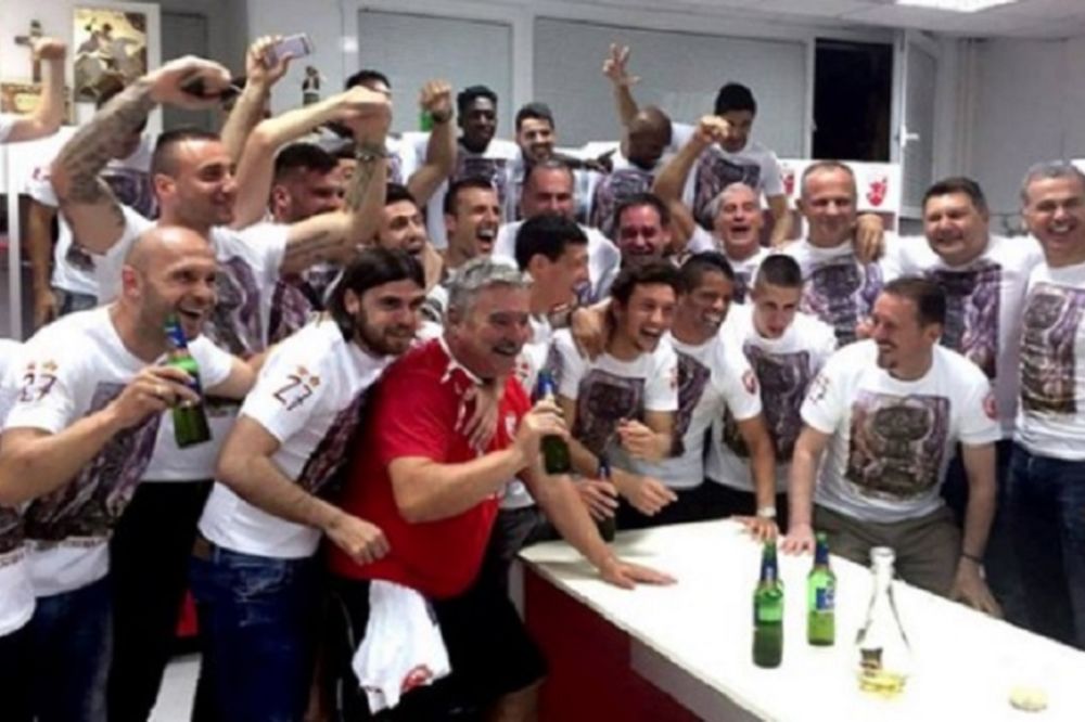 Alkohola poplava: U svlačionici Zvezde zavladalo ludilo! (FOTO)