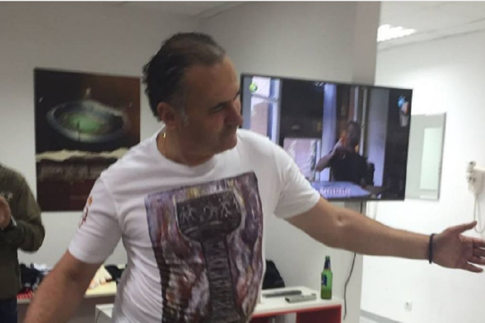 Oduševljeni Grof Božović dominira u Zvezdinoj svlačionici! (FOTO)