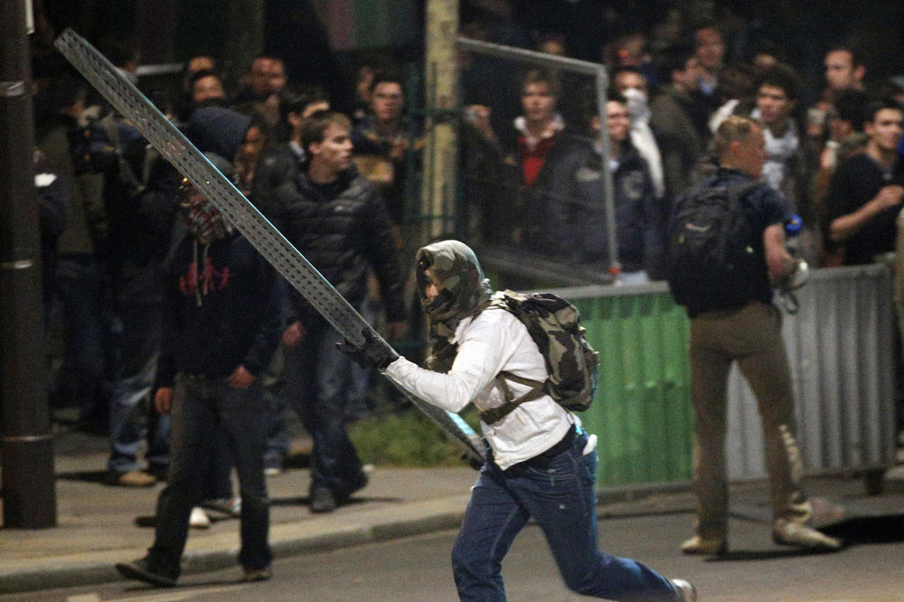 Sukob uz suzavac u Parizu: Migranti ne daju svoj kamp, a demonstranti ih brane (VIDEO) (FOTO)