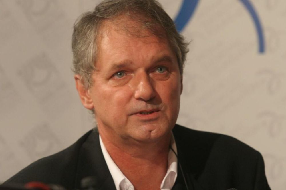 Pošle žene da farbaju jaja... 9 neuništivih provala zbog kojih će Manda uvek biti legenda! (VIDEO)