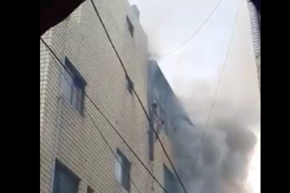 Neverovatan prizor: Zbog požara majka bacila decu kroz prozor, pa skočila i ona (VIDEO)