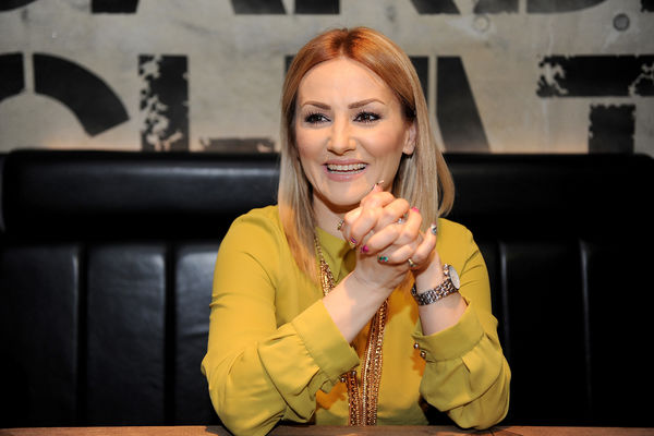 Goco šta uradi? Pevačica šokirala fanove promenom svog izgleda! (FOTO)