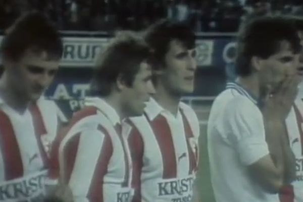 Derbi koji nije potrajao: Prekinule su ga sirene, a zatim je stadion zapevao kao jedan! (FOTO) (VIDEO)