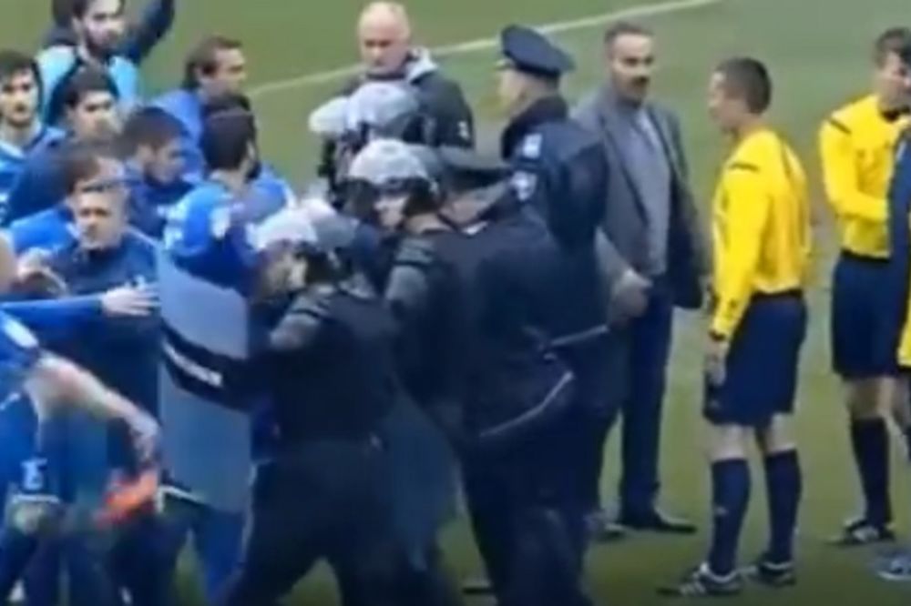 Igrači Željezničara se tukli sa policijom i gađali protivničke navijače bakljom! (VIDEO)
