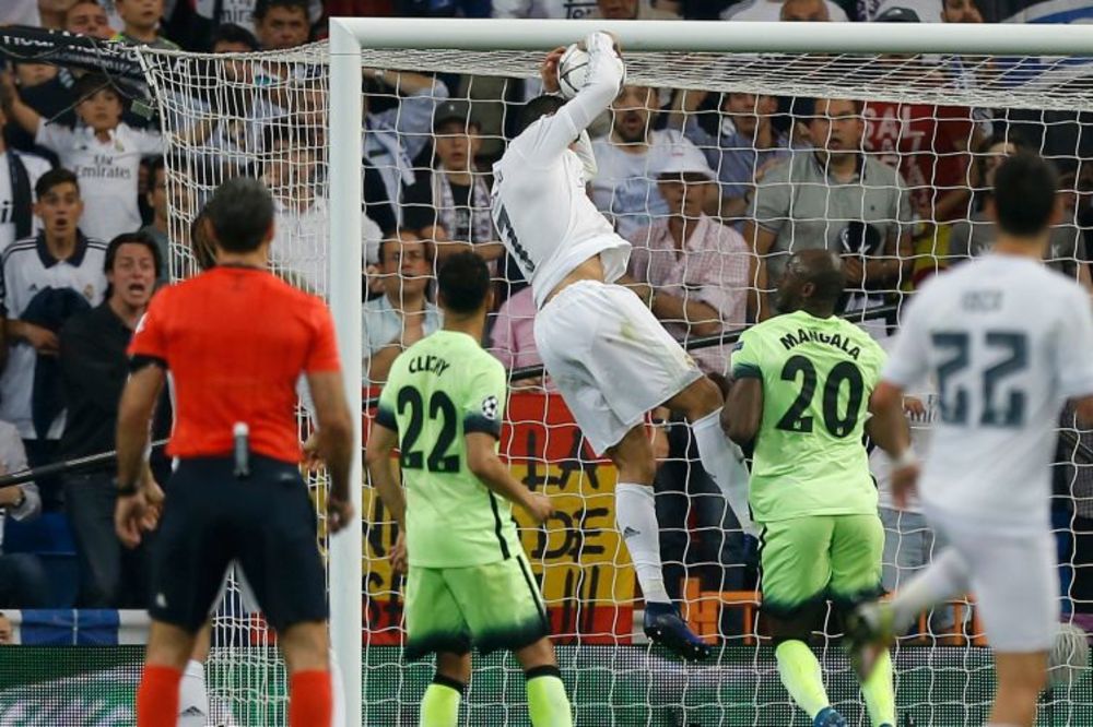 Ronaldo pokušao da izvede božiju ruku, ali je ispao smešan! (VIDEO)