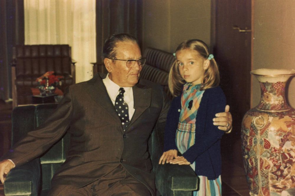 Tito kakvog do sada niste videli: Ovoj devojčici je Joška najviše voleo da poklanja zagrljaje! (FOTO)