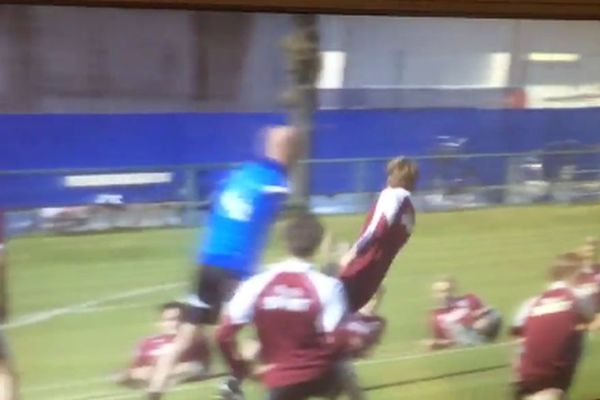 Lorde, a da obučeš suknjicu? (VIDEO)