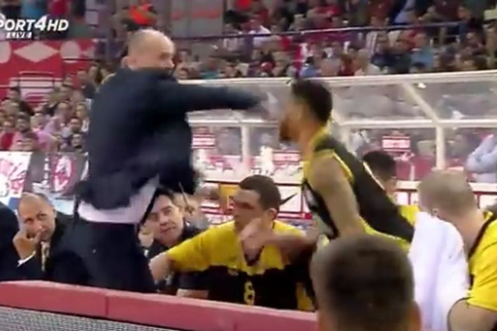Ludilo u grčkoj ligi: Juri Zdovc udario svog igrača! (VIDEO)