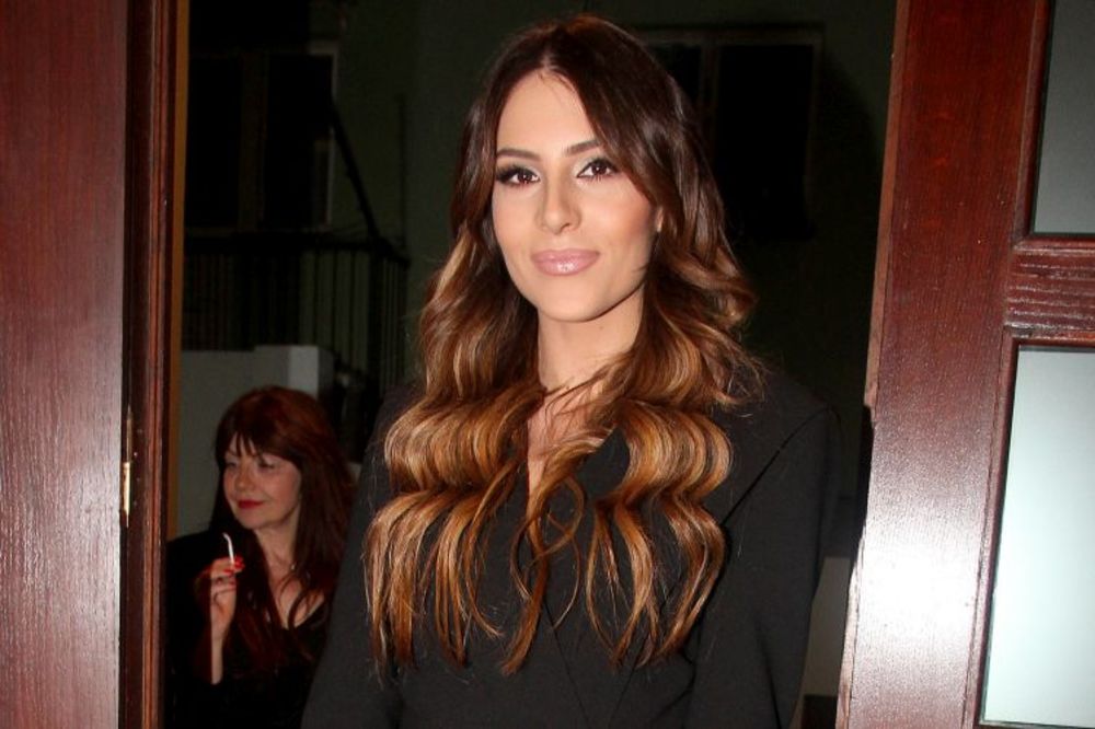 Kome ovo Anastasija poručuje: Lutka sam od krvi i mesa, s tobom mi je i koža tesna?! (VIDEO)